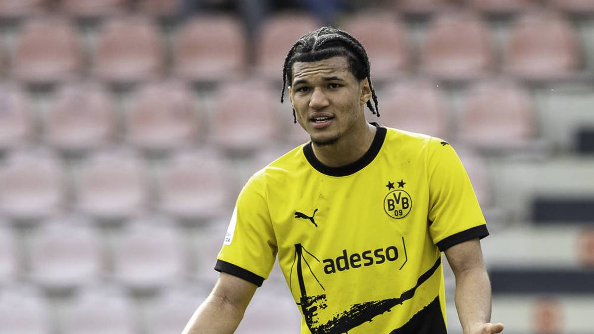 Sein erstes Profispiel bestritt er im März 2024 für die U23 von Borussia Dortmund in der 3. Liga. 