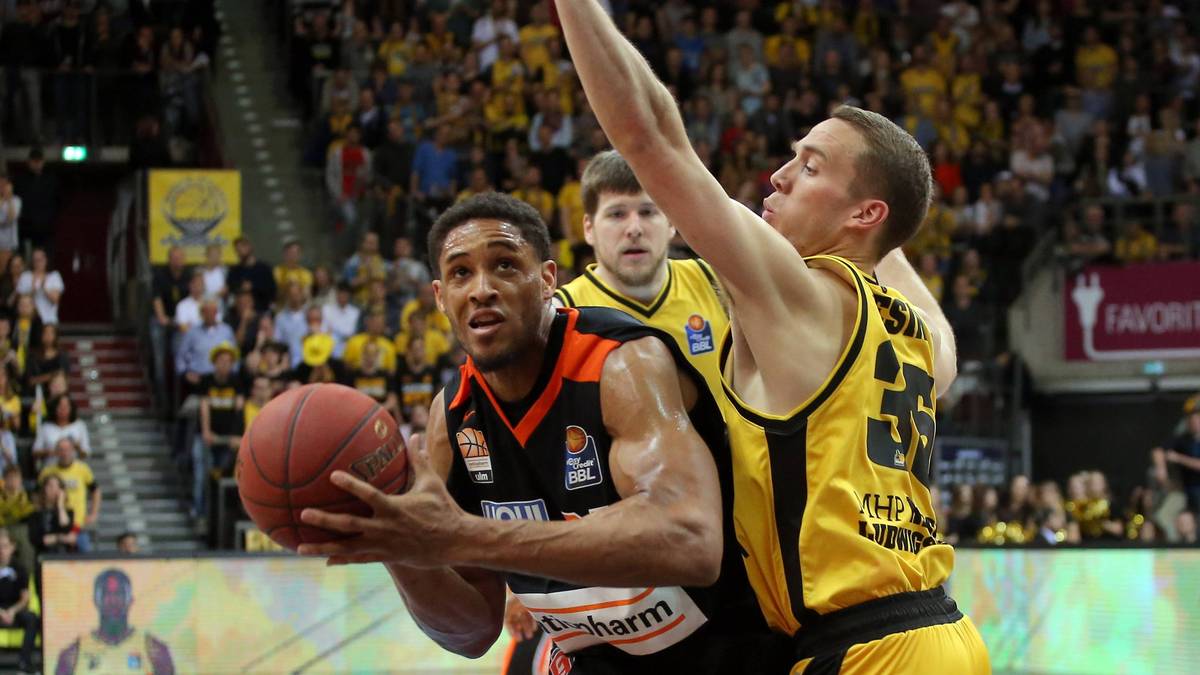 EWE BASKETS OLDENBURG: Der Überraschungsfinalist der vergangenen Saison hat sich mit Brad Loesing (rechts im Bild), Karsten Tadda und Isaiah Philmore aus der eigenen Liga gut verstärkt
