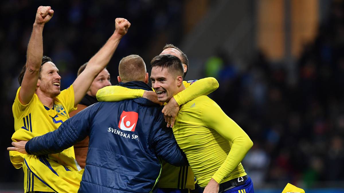 "Aftonbladet" (Schweden): "Schweden ist bei der WM nach heroischem Einsatz. Schweden hat ein 0:0 geschafft nach einem Wahnsinns-Thriller und sich für die WM in Russland qualifiziert."