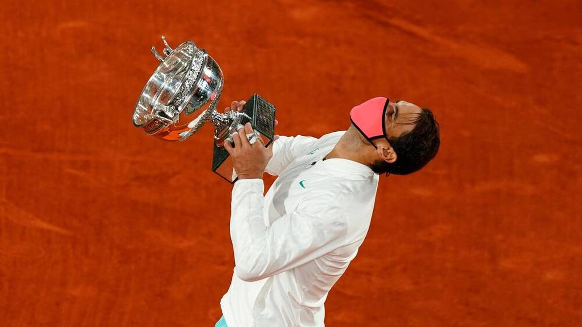 Bei den auf Oktober verschobenen French Open 2020 zeigt sich Nadal wieder in Bestform und holt sich seinen 13. Titel in Paris. Der Drei-Satz-Erfolg gegen Djokovic im Finale ist gleichzeitig auch sein 20. Grand-Slam-Titel, wodurch er mit Roger Federer gleichzieht. Der Auftaktsieg gegen Feliciano López ist gleichzeitig sein 1000. Sieg auf der Tour - als vierter Spieler durchbricht er diese Schallmauer