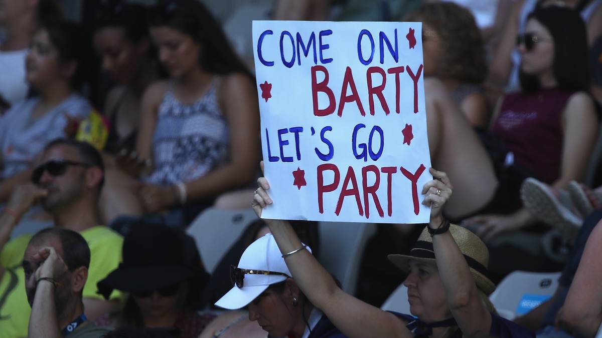 Die australischen Fans sind bereits in Partystimmung und feuern Landsfrau Ashleigh Barty an