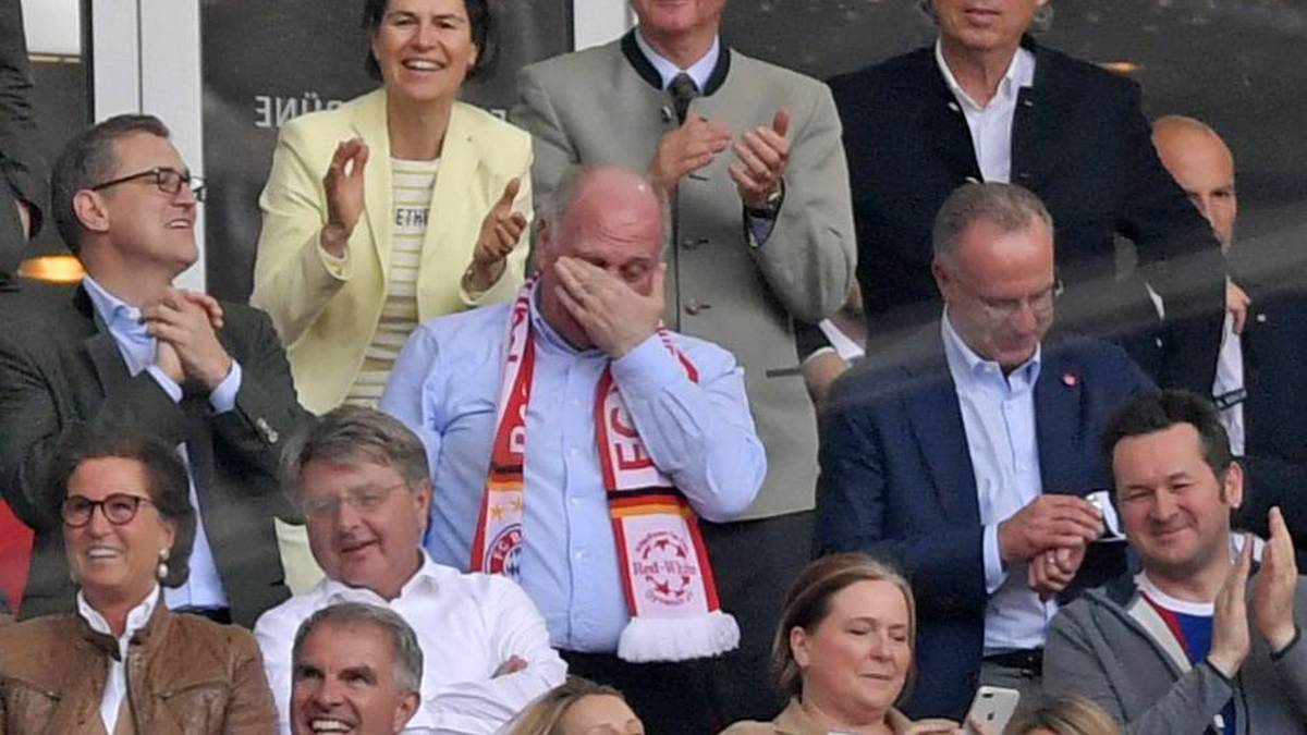 "Die Einwechslung war schon emotional, aber mehr übermannt hat es mich, als er das Tor geschossen hat. Dass er an so einem Tag so ein unglaubliches Tor schießt - da konnte ich dann meine Tränen nicht halten, weil ich mich für ihn gefreut habe", beschreibt Hoeneß nach der Partie bei "Sky" seine Gefühle