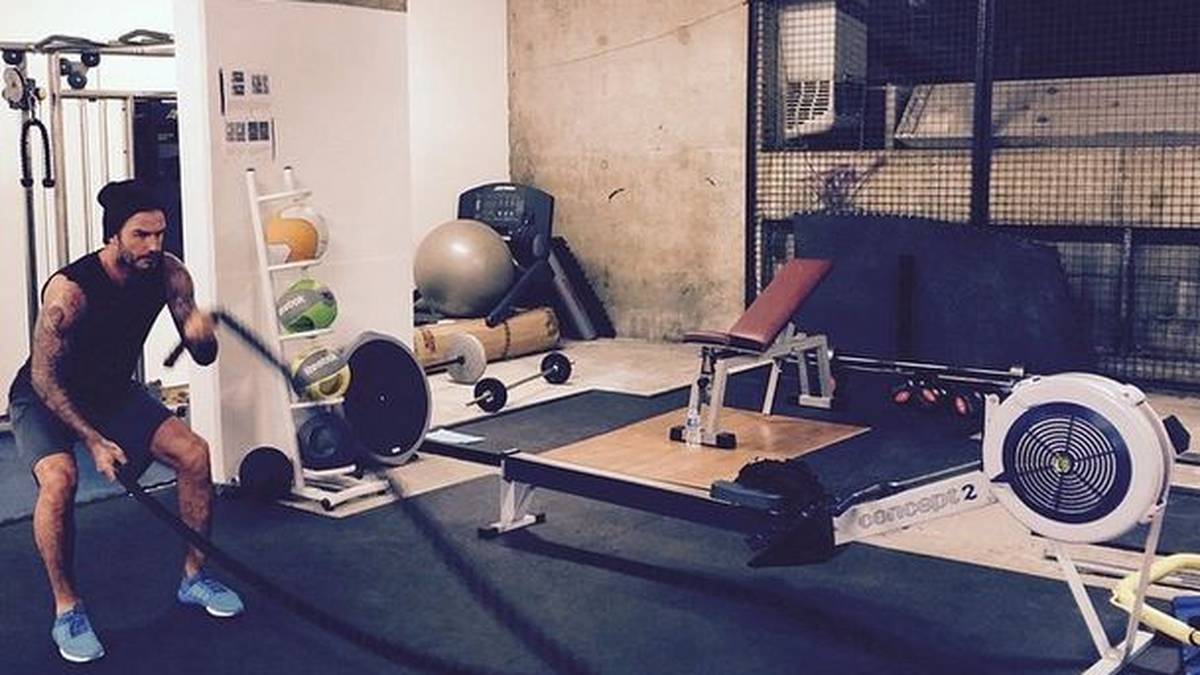 ... David Beckham, der auch nach seiner aktiven Karriere in blendender Verfassung zu sein scheint. Ob Boxen oder Seil-Schwingen, das englische Fußball-Idol macht vor keiner Herausforderung Halt