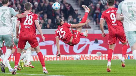 SPORT1 präsentiert die Top 10 Szenen vom 23. Spieltag der Bundesliga: Kiliann Sildillia vom SC Freiburg beeindruckt mit einem Fallrückzieher, der BVB feiert einen vierfacher Torschützen und einen vierfachen Vorbereiter, Bayerns Jamal Musiala tanzt die Eintracht-Abwehr schwindelig.