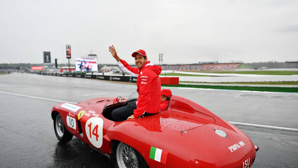 Auch Sebastian Vettel ist bei der Fahrer-Präsentation historisch unterwegs. Technische Schwierigkeiten machte der Oldtimer aber nicht