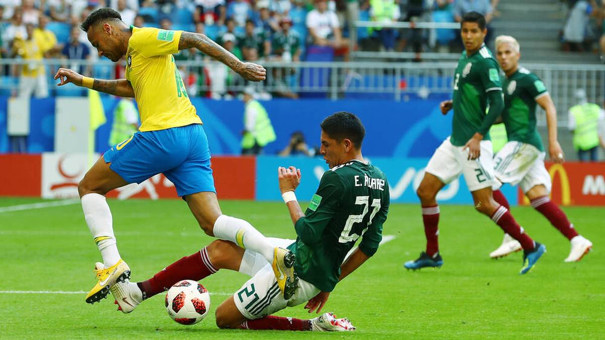 Bei der WM 2018: Edson Alvarez gewinnt gegen Neymar den Ball