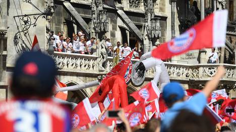 Die Bayern feiern mit ihren Fans auf dem Marienplatz
