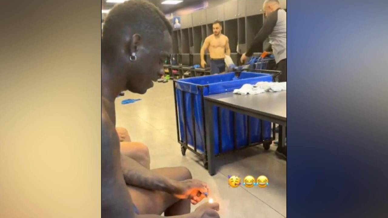 Adana Demirspor: Mario Balotelli zündet Feuerwerkskörper in der Kabine