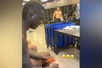 Mario Balotelli sorgt wieder einmal für Aufsehen. Dieses Mal zündet der Stürmer in der Kabine seines aktuellen Klubs Adana Demirspor einen Böller und erschreckt damit seine Teamkollegen.