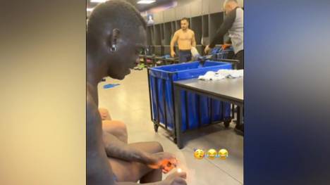 Mario Balotelli sorgt wieder einmal für Aufsehen. Dieses Mal zündet der Stürmer in der Kabine seines aktuellen Klubs Adana Demirspor einen Böller und erschreckt damit seine Teamkollegen.