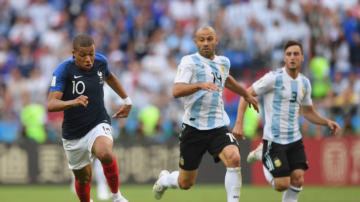 SCHNELLER ALS BOLT: Bei seiner Gala gegen die Albiceleste holte Mbappe auch einen Elfmeter raus - und war beim Sprint vor dem Foulspiel mit 38 Stundenkilometern unterwegs. Das ist schneller als Usain Bolt beim Weltrekordlauf von 9,58 Sekunden bei der WM 2009 in Berlin - allerdings nur, wenn man dessen Durchschnittstempo nimmt. Bolt erreichte damals eine Höchstgeschwindigkeit von 44,72 km/h