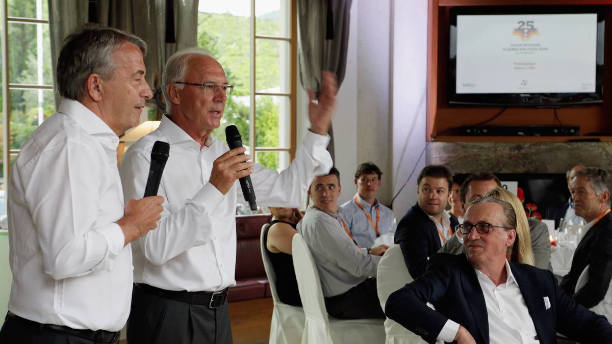 "Geht's raus und spielt's Fußball", hatte Franz Beckenbauer seiner Mannschaft vor dem WM-Finale 1990 in der Kabine gesagt. Ein heute legendäres Zitat des damaligen Teamchefs. Nicht zuletzt deshalb, weil die DFB-Elf Argentinien knapp mit 1:0 bezwang und so Deutschland den dritten WM-Titel sicherte. Am Mittwoch jährt sich der Triumph von Rom zum 25. Mal - ein trifftiger Grund für die Helden von damals, sich noch einmal zu treffen und das Jubiläum kräftig zu feiern