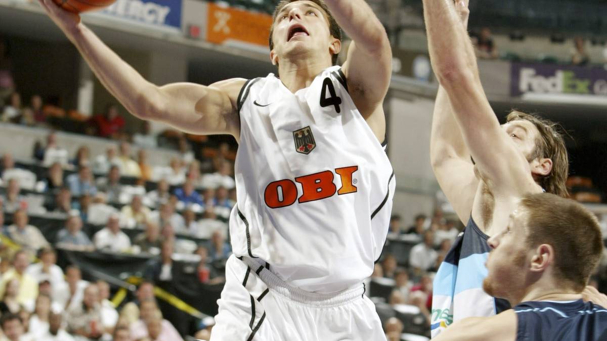 POINT GUARD – MITHAT DEMIREL vs. DENNIS SCHRÖDER: Der Berliner Demirel hielt beim Turnier in den USA die Fäden des deutschen Spiels in seinen Händen. Mit 7,4 Punkten und 3,2 Assists im Turnierverlauf zeigte er seine Qualitäten. Highlight waren seine 17 Zähler im Halbfinale gegen Argentinien