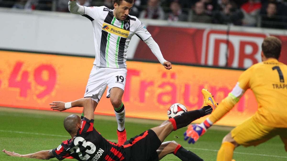 Gladbachs Fabian Johnson hat eine große Chance, doch Frankfurts Abwehr hält mit Glück und Geschick die Null