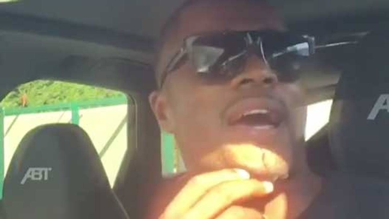 Evra wird im Auto zum Soul-Sänger