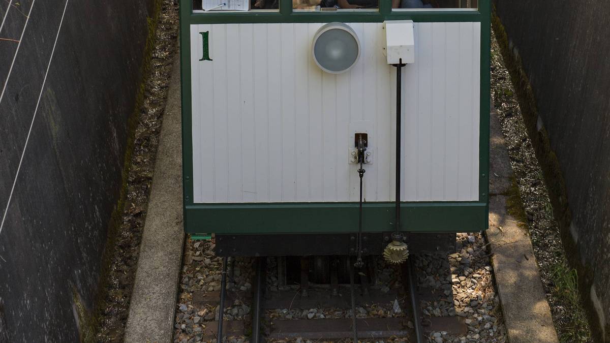 Mit einer Bergbahn gelangen die Spieler direkt hinunter bis in die Ortsmitte von Evian