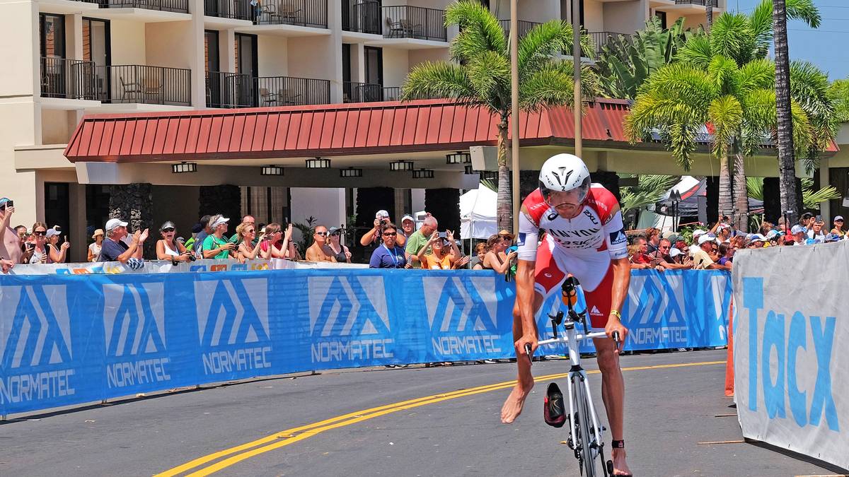 Mitfavorit Jan Frodeno kommt mit den Bedingungen am besten zurecht und geht als Führender vom Rad auf die Laufstrecke