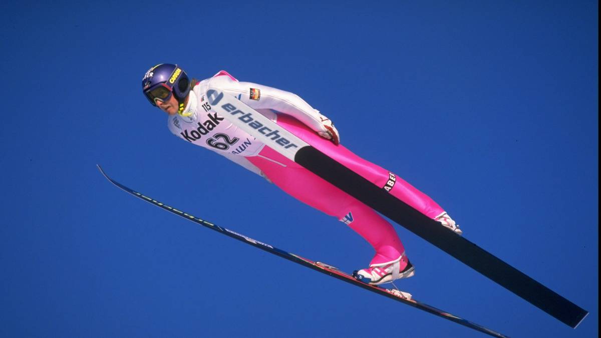 Auch in den 90er Jahren feiert Weißflog noch einige Erfolge. 1990/91 schnappt er sich nach der Führung zur Halbzeit am Ende auch den Gesamtsieg. Ein Jahr später verpasst er das Podest, trotz guter Ausgangslage (3. Platz nach Springen zwei). 1993/94 reicht es trotz Führung nach dem zweiten Springen nur zu Rang zwei insgesamt, aber im nächsten Jahr ist erneut der Gesamtsieg drin