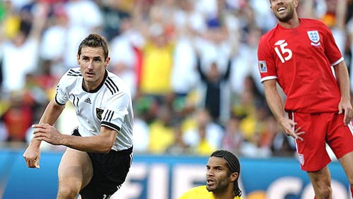 PLATZ 5 - Im Achtelfinale der WM 2010 treffen beide Teams im südafrikanischen Bloemfontein aufeinander. In der 20. Minute öffnet Miroslav Klose (l.) mit dem 1:0 die Schleusen