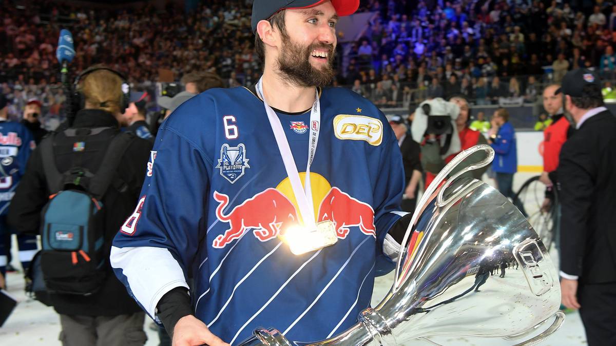 Daryl Boyle strahlt mit dem Pokal um die Wette