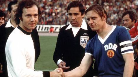 Bernd Bransch (r.) und Franz Beckenbauer beim Kapitäns-Handschlag vor dem WM-Duell 1974