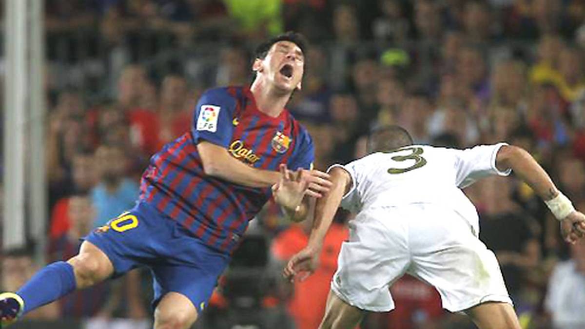 Im Viertelfinale des Pokals 2012 geht es wie gewohnt hitzig zu. Das bekommt vor allem Messi (l.) im Hinspiel zu spüren. Mit welchen Mitteln ihn Madrids Aggressive-Leader Pepe im Hinspiel bekämpft, dürfte dem Argentinier überhaupt nicht gefallen haben