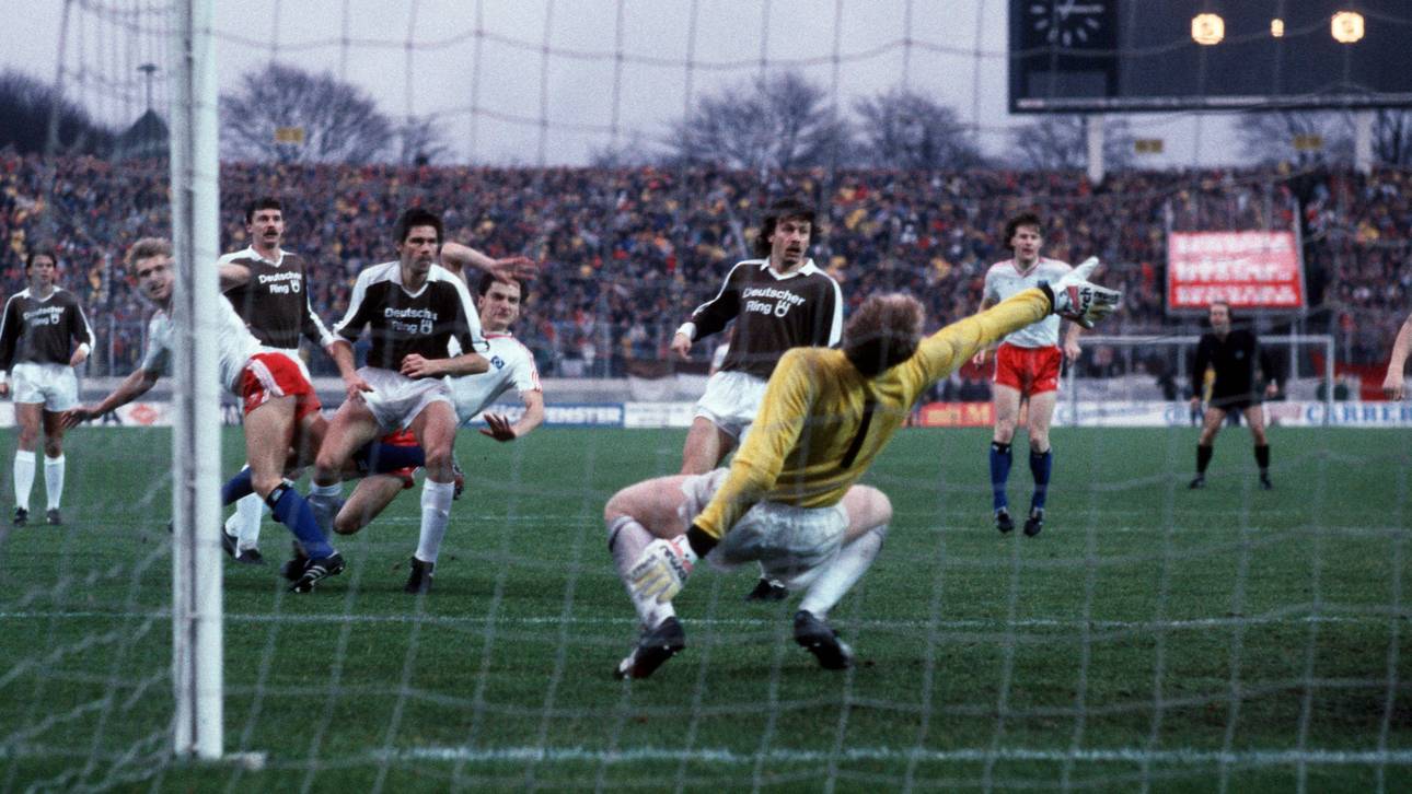 Vor der Rekordkulisse von 58.000 Zuschauern setzte sich der HSV 1986 im DFB-Pokal gegen den FC St. Pauli durch