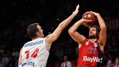 Basketball: Verzicht auf NBA-Draft - Philipp Herkenhoff bleibt in Vechta, Philipp Herkenhoff (links) spielte mit Vechta eine überragenden Saison in der BBL