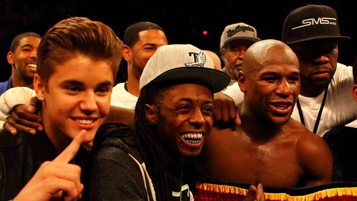 Andere Promis umgeben sich dafür liebend gerne mit Mayweather: Als er sich 2012 gegen Miguel Cotto auch noch zum WBA-Superweltmeister im Halbmittelgewicht krönt, feiern Justin Bieber, Lil Wayne und 50 Cent (v.l.) mit