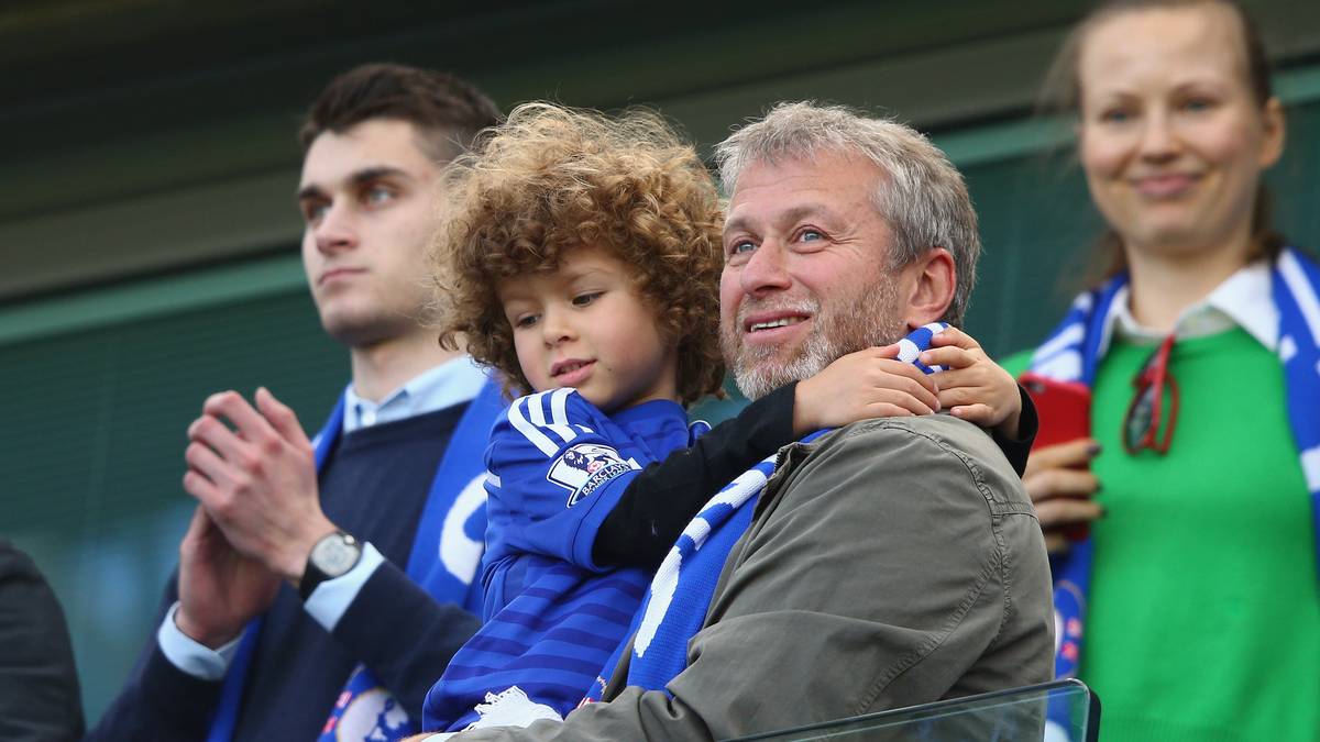 PLATZ 2: FC CHELSEA - DER ETABLIERTE OLIGARCH: Was gibt es zu Roman Abramowitsch noch zu sagen? Vielleicht, dass all die Hater und Schwarzseher nur teilweise Recht behalten haben. 2003 hat der Russe Chelsea übernommen und bis heute hat er nicht die Lust verloren. Obwohl sich die Erfolge nicht sofort einstellten, blieb Abramowitsch dabei, pumpte weiter Jahr für Jahr Unsummen in den Klub – mittlerweile dürfte Chelsea die Milliardengrenze für Spielerkäufe seit 2003 geknackt haben – und machte den Klub so zu einer wahren und mittlerweile etablierten Supermacht des Fußballs. Abramowitsch soll während der Finanzkrise sehr viel Geld verloren haben, sein Vermögen damals soll damals um zwei Drittel geschrumpft sein. Mittlerweile scheint er aber wieder dick im Geschäft. Sein aktuelles geschätztes Privatvermögen: 7,3 Milliarden Euro