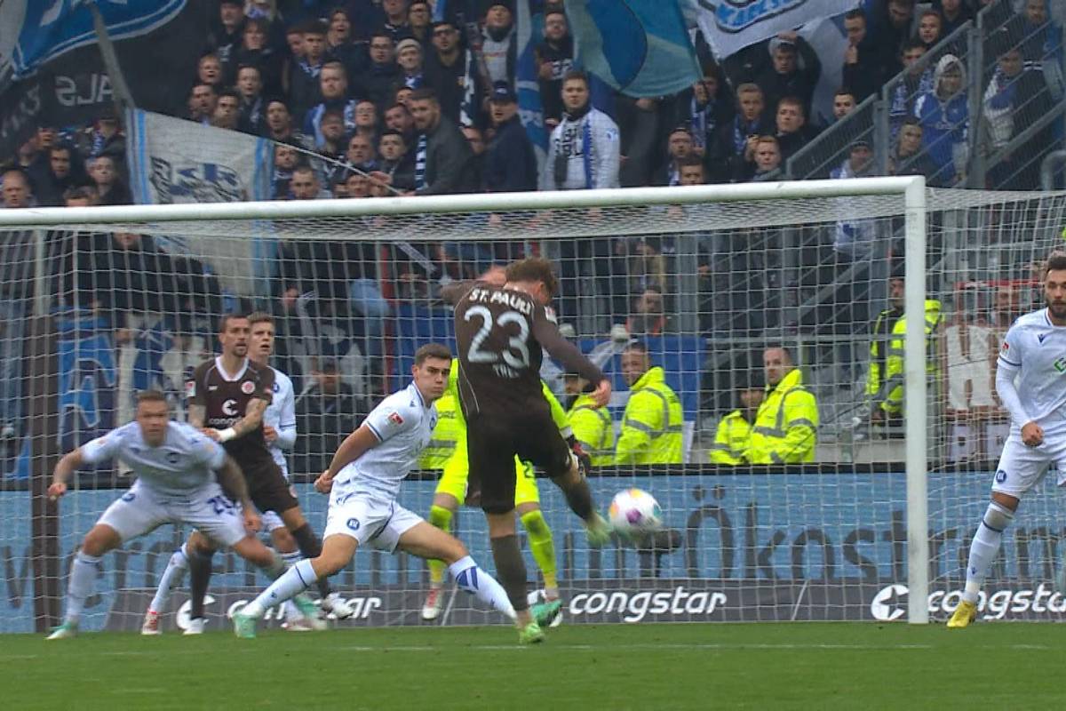 St. Pauli verteidigt gegen Karlsruhe die Tabellenspitze. Gegen Karlsruhe drehen die Kiezkicker spät auf und sichern sich den Sieg in der Nachspielzeit.