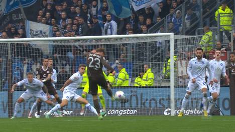 St. Pauli verteidigt gegen Karlsruhe die Tabellenspitze. Gegen Karlsruhe drehen die Kiezkicker spät auf und sichern sich den Sieg in der Nachspielzeit.