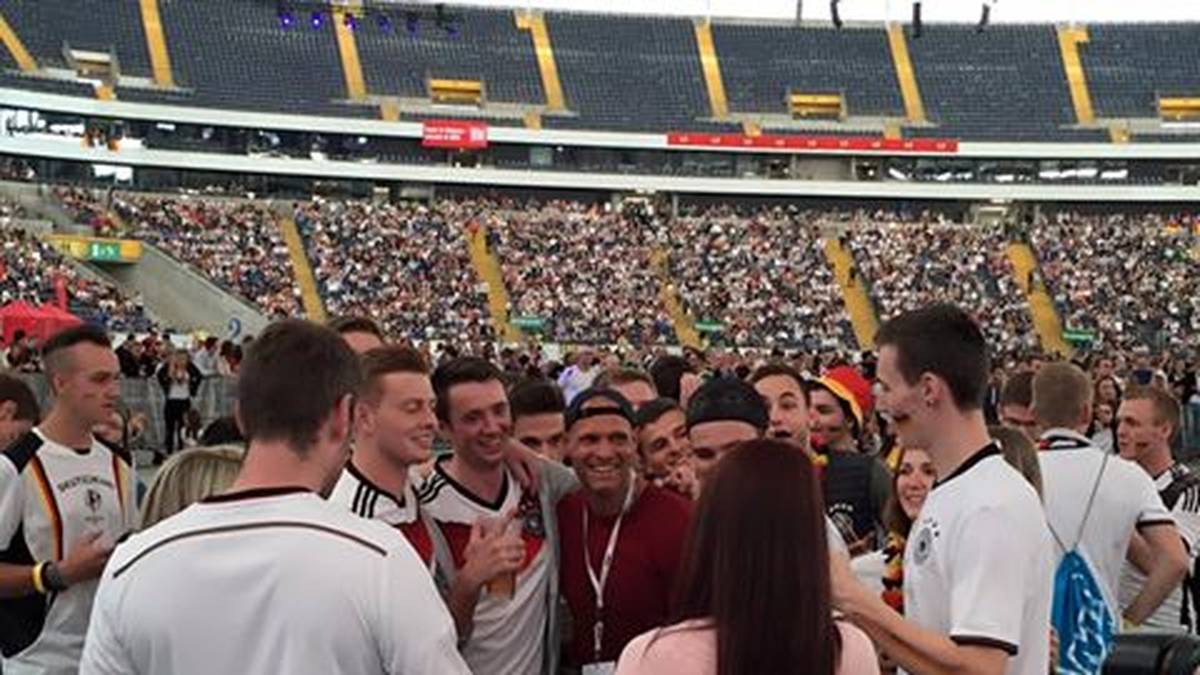 Alle wollen ein Foto mit Thorsten Legat beim Public Viewing.