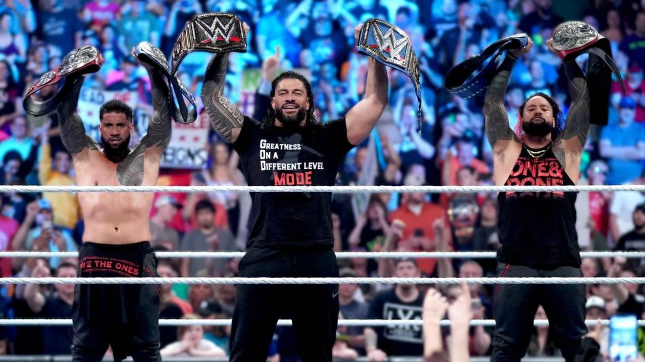 Roman Reigns (M.) verhalf den Usos bei WWE SmackDown zur Vereinigung der Tag-Team-Titel