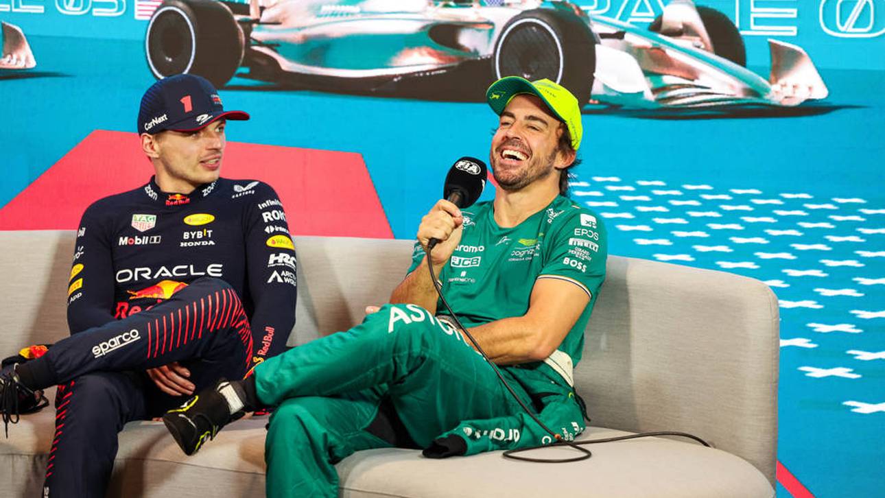 Im Rennen: Alonso sieht fern!