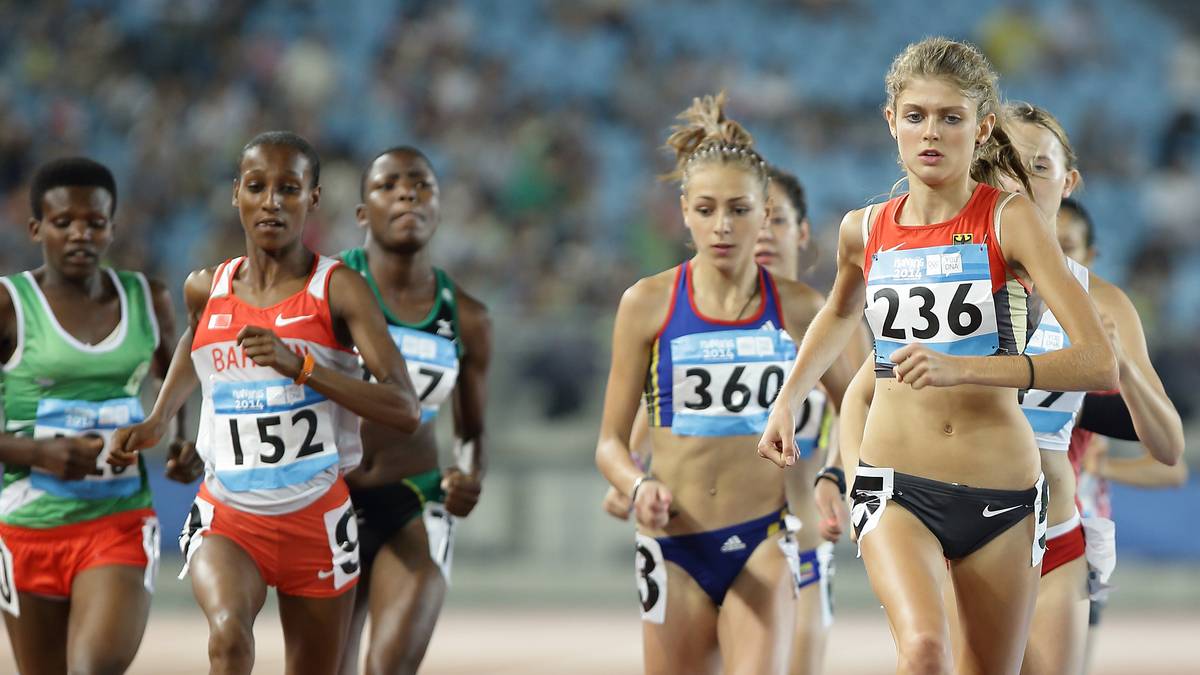 1.500 METER: Klosterhalfen setzt auch über die 1.500 Meter 2013 ihre erste Bestzeit im internationalen Vergleich mit 4:26,58 Minuten. Anschließend steigert sie sich Jahr für Jahr kontinuierlich um einige Sekunden, bis die Ausnahmeläuferin im Mai 2016 4:06,91 Minuten auf die Bahn setzt