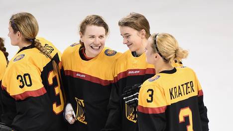 Laura Kluge (2.v.r.), DEB, Eishockey-Frauen