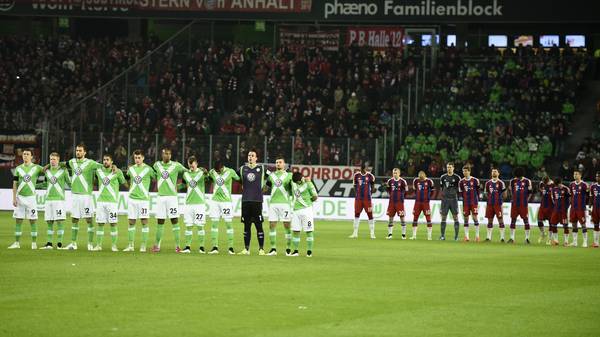Der VfL Wolfsburg und der FC Bayern bei der Schweigeminute