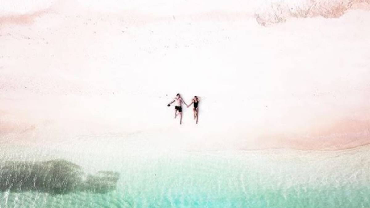 Schwer zu erkennen, aber: Hier liegt Schalke-Keeper Ralf Fährmann mit seiner Frau am Strand