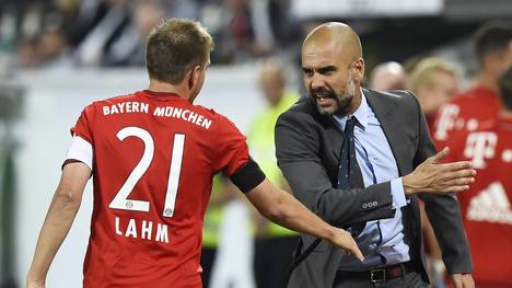 Pep Guardiola (r.) steckt Philipp Lahm eine Zettelbotschaft zu