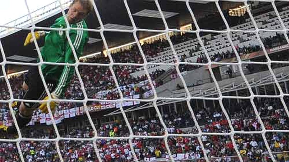 Der Aufreger der Partie folgt nur Sekunden später: Frank Lampard setzt einen Schuss an die Latte. Von dort springt der Ball ins Tor und wieder ins Feld zurück. Schiedsrichter Larrionda aus Uruguay gibt den Treffer nicht. Eine Torkamera gab es noch nicht