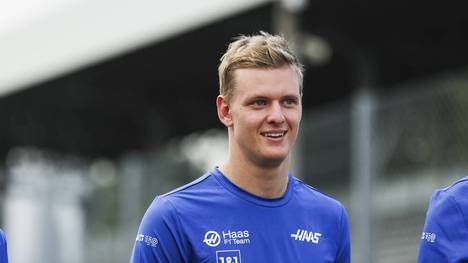 Ferrari-Teamchef Mattia Binotto hat ein Gespräch über die Zukunft von Formel-1-Pilot Mick Schumacher angekündigt. 