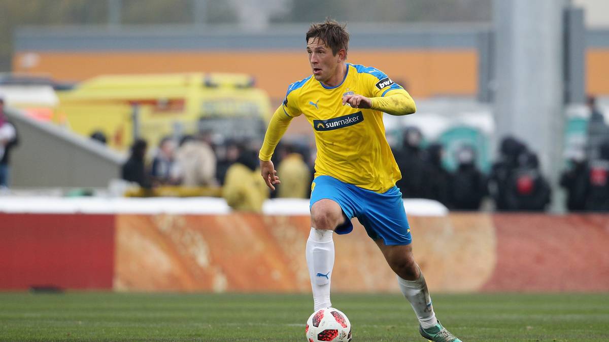 Doch nun ist auch bei den Thüringern Schluss. Wie der Verein mitteilte, wurde Pannewitz freigestellt. Grund sei die mangelnde professionelle Einstellung des Defensivallrounders gewesen, der mit deutlichem Übergewicht aus dem Weihnachtsurlaub zurückkehrte