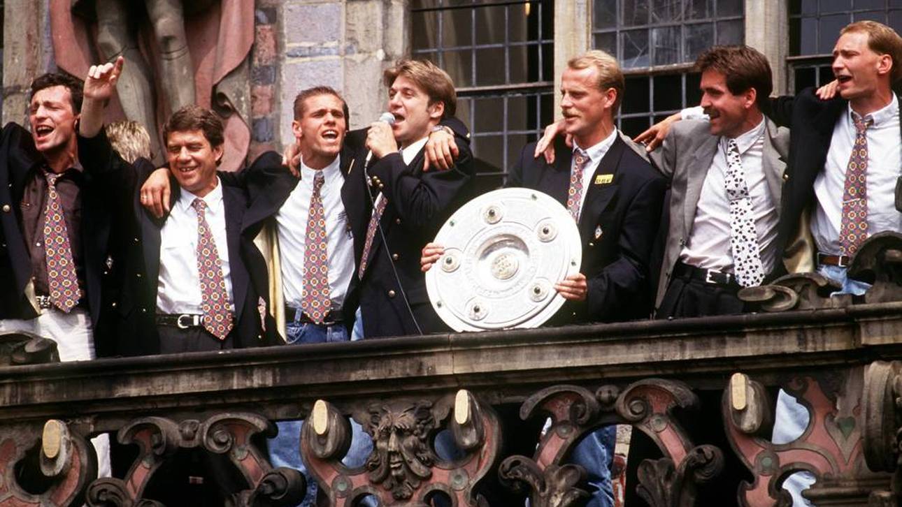 Otto Rehhagel (2.v.l.) bejubelt den Meistertitel mit Ersatzkeeper Hans-Jürgen Gundelach, Thorsten Legat, Dietmar Beiersdorfer, Thomas Schaaf, Mirko Votava und Dieter Eilts (v.l.)