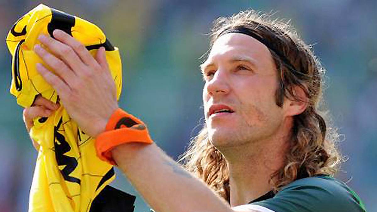 Das war's dann für Torsten Frings in der Bundesliga. Der 34-Jährige erhält bei Werder Bremen keinen neuen Vertrag. Vermutlich verabschiedet sich der "Lutscher" nach 326 Bundesligaspielen ins Ausland. SPORT1 blickt zurück auf seine Karriere  