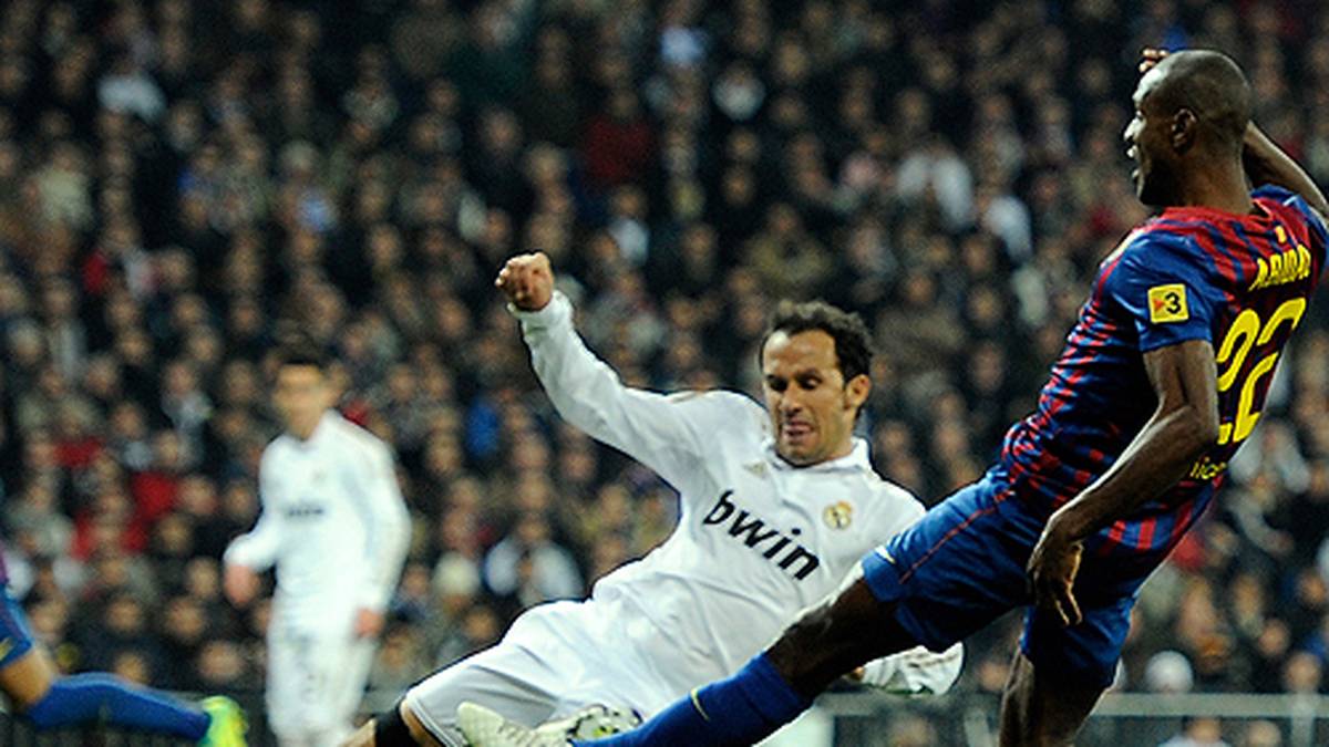 Doch Messi rächt sich auf seine Weise. Kurz nach der Attacke legt er umringt von fünf Real-Spielern den 2:1-Siegtreffer von Eric Abidal (r.) vor