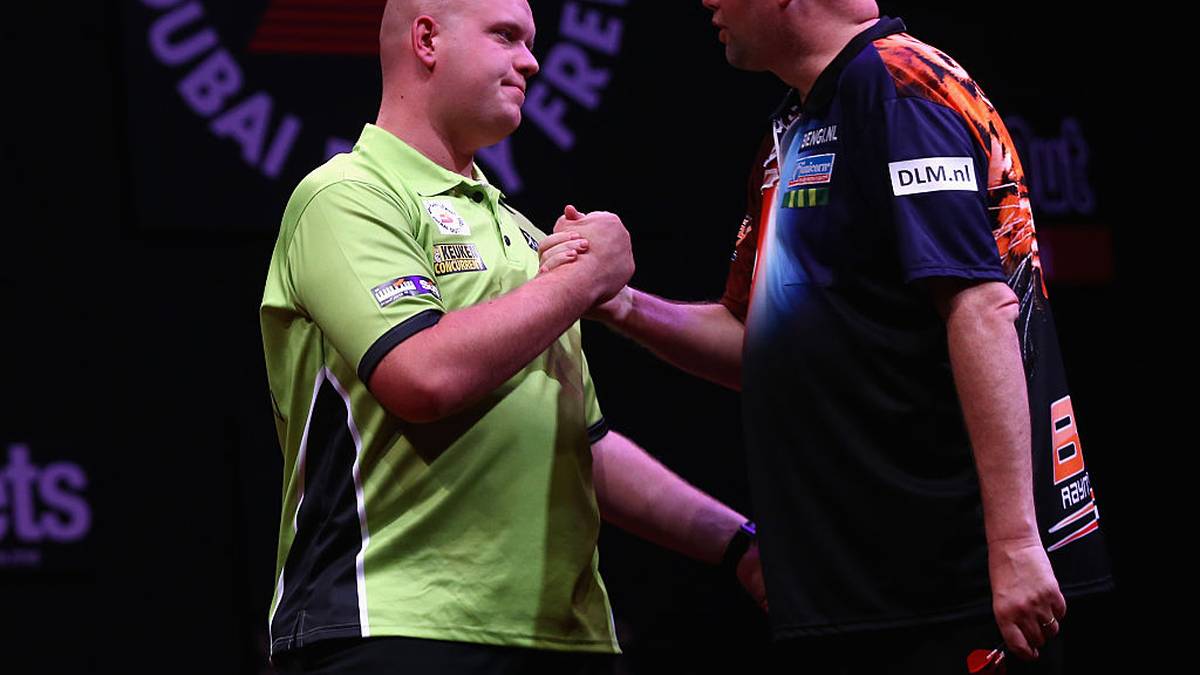 Selbst beim einzigen Teamwettbewerb hat er sich schon drei Mal in die Siegerliste eingetragen. Sein Partner beim World Cup of Darts war jeweils sein Landsmann Raymond van Barneveld (r.)