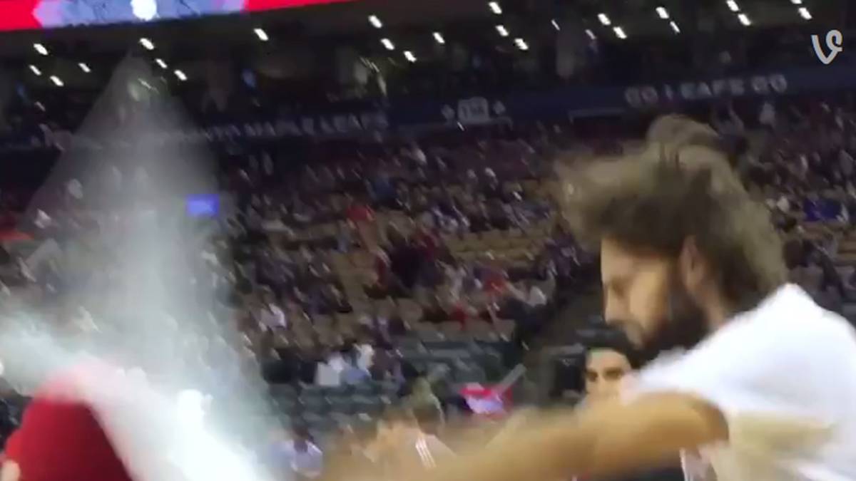 Der NBA-Profi reagierte zunächst lächelnd auf die Provokation. Dann schnappte er sich aber das Plakat und schlug es dem Dinosaurier über den Kopf