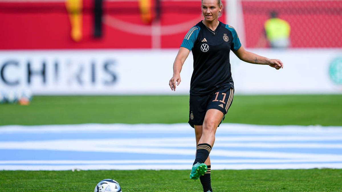 Alexandra Popp ist 32 Jahre alt und spielt beim VfL Wolfsburg. Bislang absolvierte sie 128 Länderspiele und schoss 62 Tore. Sie wurde bisher sieben Mal Deutsche Meisterin, 2022 wurde sie mit der Nationalmannschaft Vize-Europameisterin