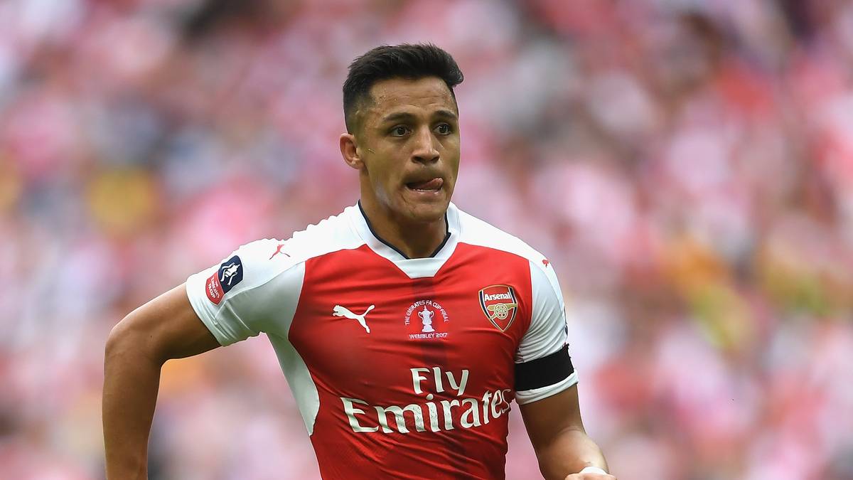 Bei Twitter verriet Sanchez unfreiwillig durch eine Ortsmarke seinen Aufenthaltsort: Paris. Journalisten munkelten, dass Sanchez dort mit seinem Berater Verhandlungen mit Paris Saint-Germain führte. Der Chilene blieb im Sommer 2017 schließlich vorerst beim Team von Arsene Wenger...